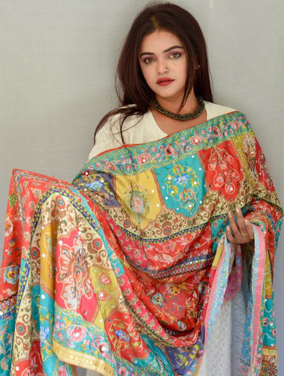 Red centered Pakistani Dupatta - Vaaniari