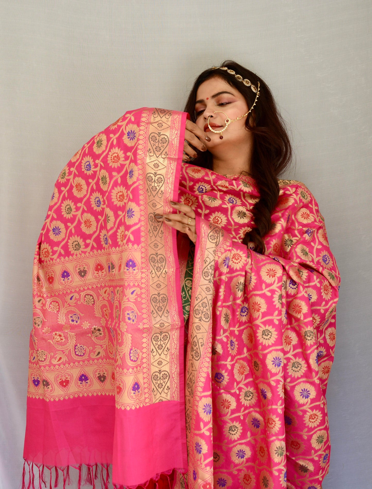 Heavy Brocade Magenta Dupatta - Vaaniari